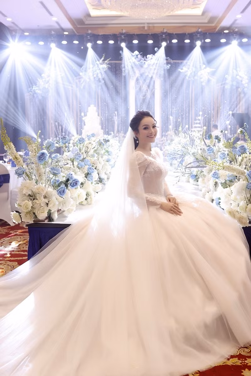 Cô dâu Tân Nhàn tràn ngập hạnh phúc trên gương mặt trong ngày kết hôn.
