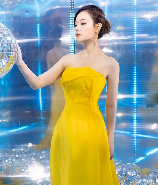 Midu từng nhận lời mời tham gia công tác trợ giảng tại ĐH HUTECH với vai trò hướng dẫn môn Đồ án Xử lý chất liệu thời trang cho sinh viên ngành Thiết kế Thời trang.