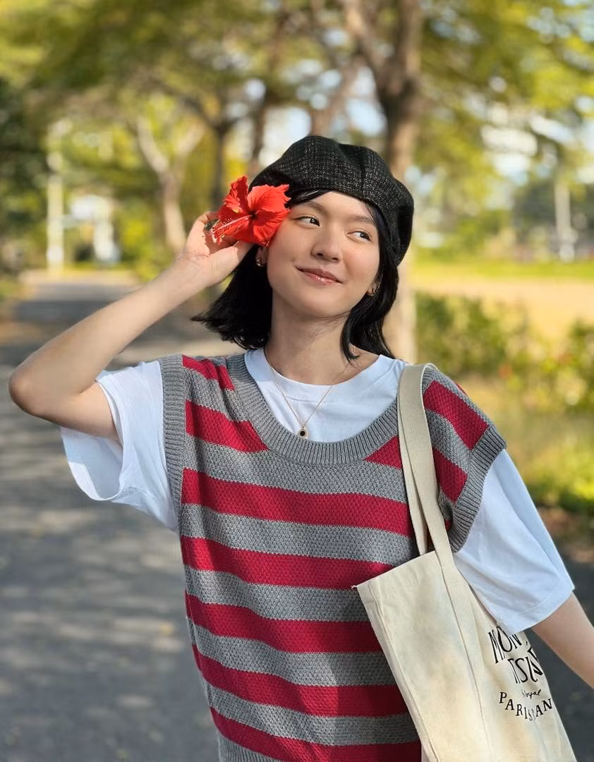 Việc trang điểm nhẹ nhàng và tạo dáng tự nhiên khiến Hải Tú tạo thiện cảm lớn đối với người xem.