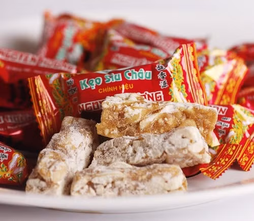 Nguyên liệu chính để làm kẹo Sìu Châu gồm lạc rang giòn, đường mía và mạch nha, kết hợp với bàn tay khéo léo của người thợ tạo nên vị ngọt thanh, bùi béo và thơm lừng.