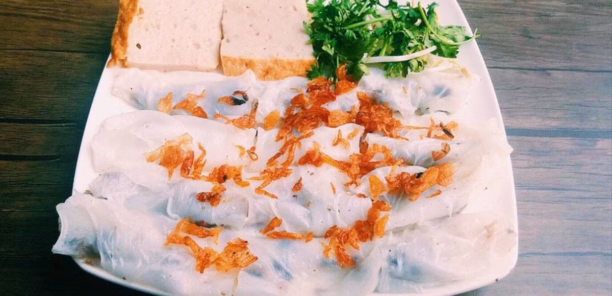 Bánh cuốn làng Kênh, đặc sản nổi tiếng của Nam Định, là món ăn dân dã nhưng mang đậm hương vị truyền thống.