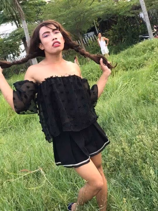 Cách đây 4 năm, Tùng Sơn hay còn được gọi là "công chúa Thủy Tề" nổi đình đám khắp các diễn đàn, hội nhóm trên mạng xã hội bởi ngoại hình giả gái xấu lạ.