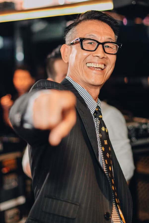 Nếu bạn là người đam mê thời trang, lại thường xuyên lướt mạng xã hội TikTok chắc hẳn bạn sẽ biết đến một người đàn ông lớn tuổi với phong cách cực kỳ trẻ trung, phong độ mang tên “ông chú Polo”.
