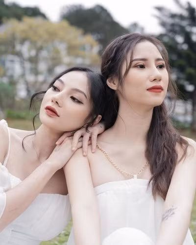 Đáp lại lời đối phương, Anh Thư chỉ khẽ gật đầu, thay cho lời đồng ý. Sau đó, họ đã dành cho nhau nụ hôn cực tình cảm.