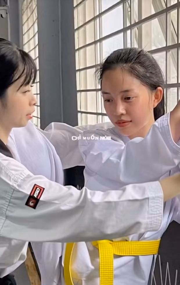 Trong một bài đăng mới đây trên trang cá nhân, Hoa khôi làng võ Châu Tuyết Vân đã chia sẻ hình ảnh khi cô giúp hot girl Linh Ngọc Đàm tập võ. Hình ảnh ngay lập tức thu hút sự chú ý của người hâm mộ bởi nhan sắc của 2 hot girl khi để mặt mộc tập võ cùng nhau.