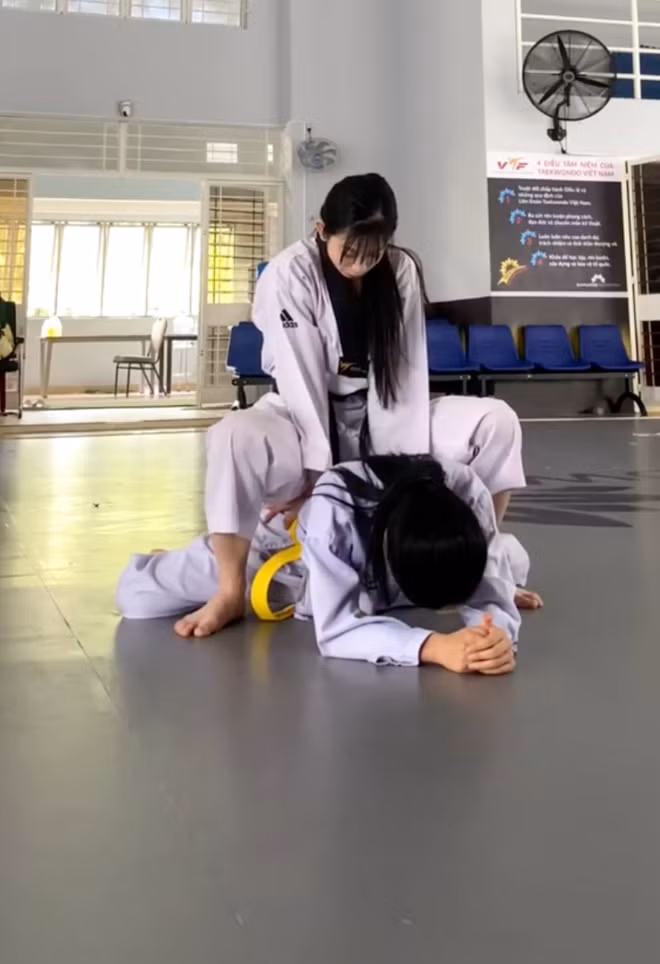 Linh Ngọc Đàm và Châu Tuyết Vân bất ngờ xuất hiện cùng nhau với gương mặt mộc không son phấn, chỉ đơn giản trong bộ đồ luyện võ, nhan sắc của hai cô nàng đều thu hút ánh nhìn.