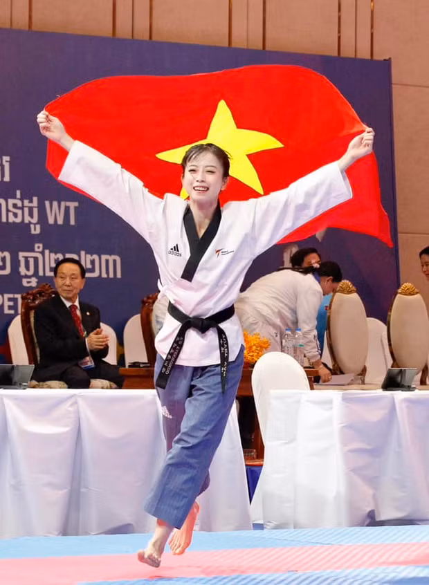 Châu Tuyết Vân đạt chứng nhận huyền đai lục đẳng vào năm 2018 khi cô 28 tuổi. Không những là VĐV nổi tiếng, cô gái vàng của Taekwondo Việt Nam còn là giảng viên phụ trách môn Taekwondo ở Đại học Hoa Sen.