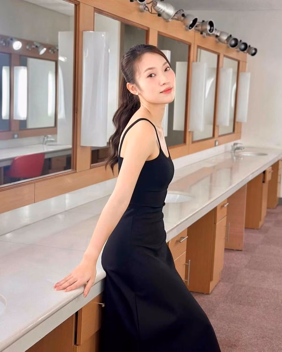 Với gương mặt xinh xắn cùng biểu cảm tự nhiên, Khánh Vy được mệnh danh là "hot girl 7 thứ tiếng". Nhiều cơ hội cũng mở ra cho cô gái tài năng kể từ đó (Ảnh: @khanhvyccf).
