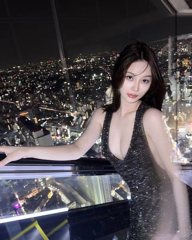 "Cô ấy khoác lên người đẹp như tranh", "Tuyệt đẹp", "Vóc dáng hoàn mỹ",... là những bình luận dưới bức ảnh mới nhất của gái xinh Trung Quốc.
