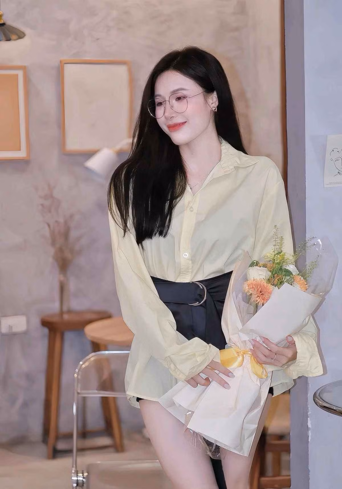 Hương Trịnh (nickname Facebook) bắt đầu hành trình trở thành người mẫu, diễn viên tự do từ năm 2017, thu hút lượng lớn người hâm mộ trên mạng xã hội.