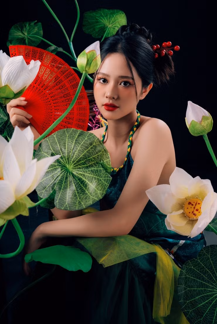 Song bên cạnh đó, không thể thiếu mâm cỗ (gồm có nhiều bánh trái) được các gia đình chuẩn bị để dâng lên tổ tiên. Hành động này cũng thể hiện sự thành kính đối với những người thân đã khuất trong gia đình”. Ngọc Ánh cho biết thêm.