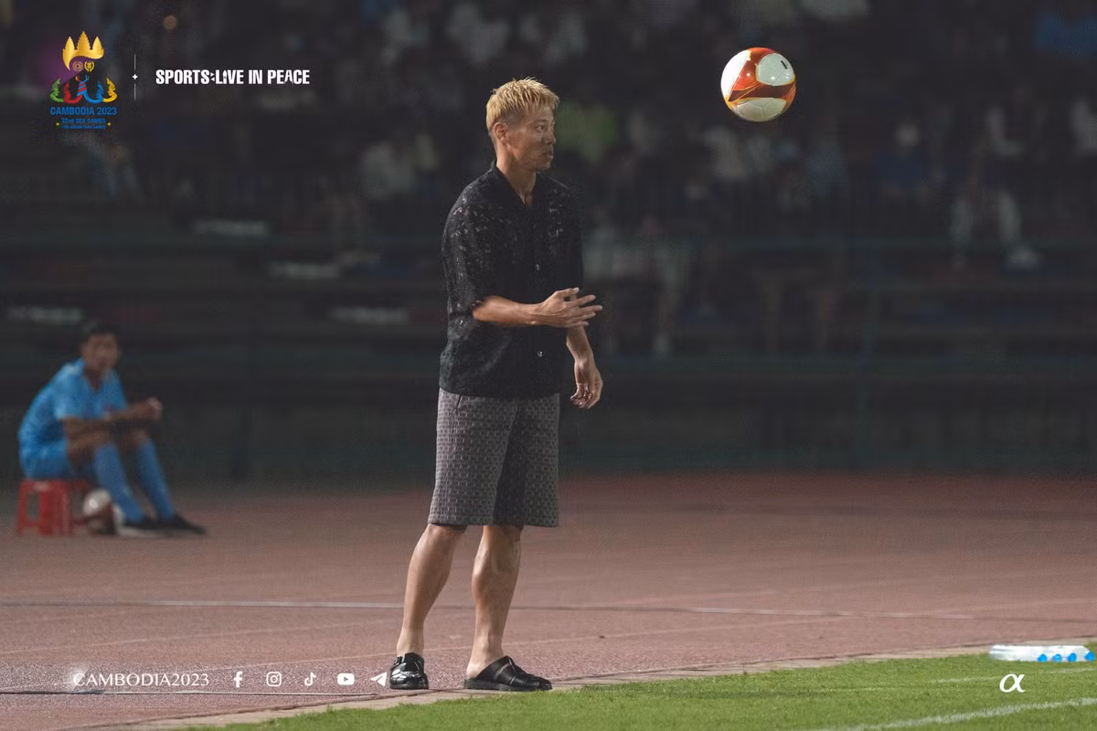 Thậm chí, vị HLV người Nhật Bản còn giúp các học trò đưa bóng vào cuộc nhanh hơn.