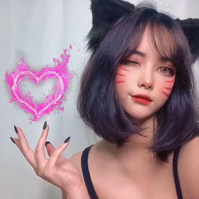 Dù nhập vai vào nhân vật nào thì khuôn mặt cực ăn ảnh của nữ game thủ vẫn luôn cuốn hút người xem một cách lạ kỳ.