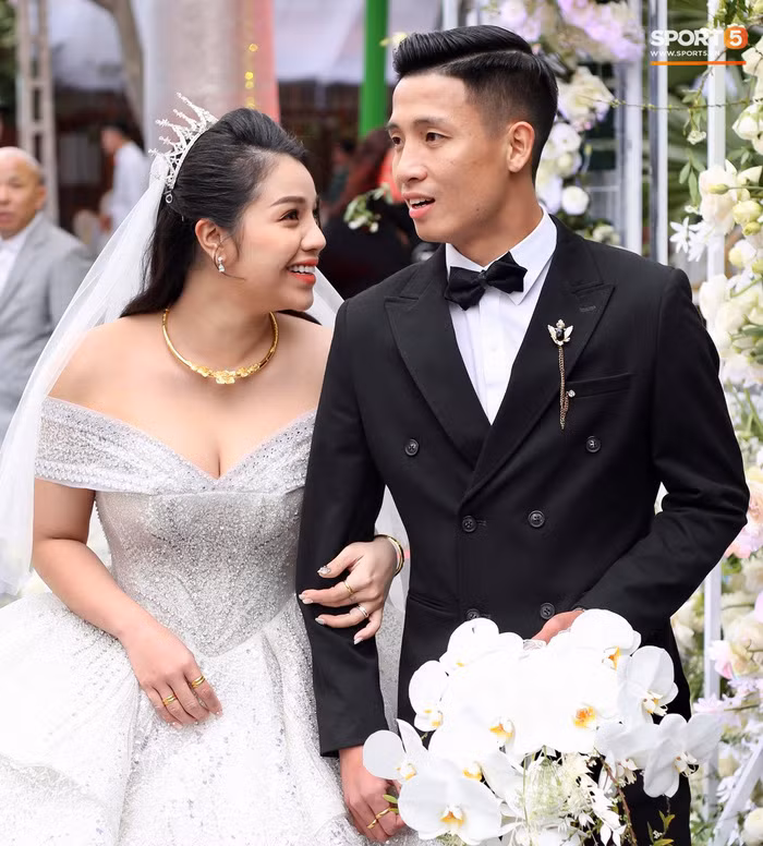 Trên trang cá nhân, vợ Bùi Tiến Dũng thường xuyên chia sẻ những bức ảnh hàng hiệu, du lịch sang chảnh.