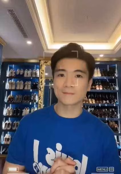 Ở đây, anh chia sẻ nhiều clip vui nhộn của bản thân. Trong một đăng tải mới nhất, Đỗ Quang Vinh gây chú ý cởi áo khoe body và than thở việc bị mọc một cái mụn trên mặt.