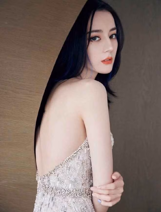 Địch Lệ Nhiệt Ba có bờ vai thon, xương cánh bướm đẹp, võng lưng hõm và đường cong hông mềm mại.