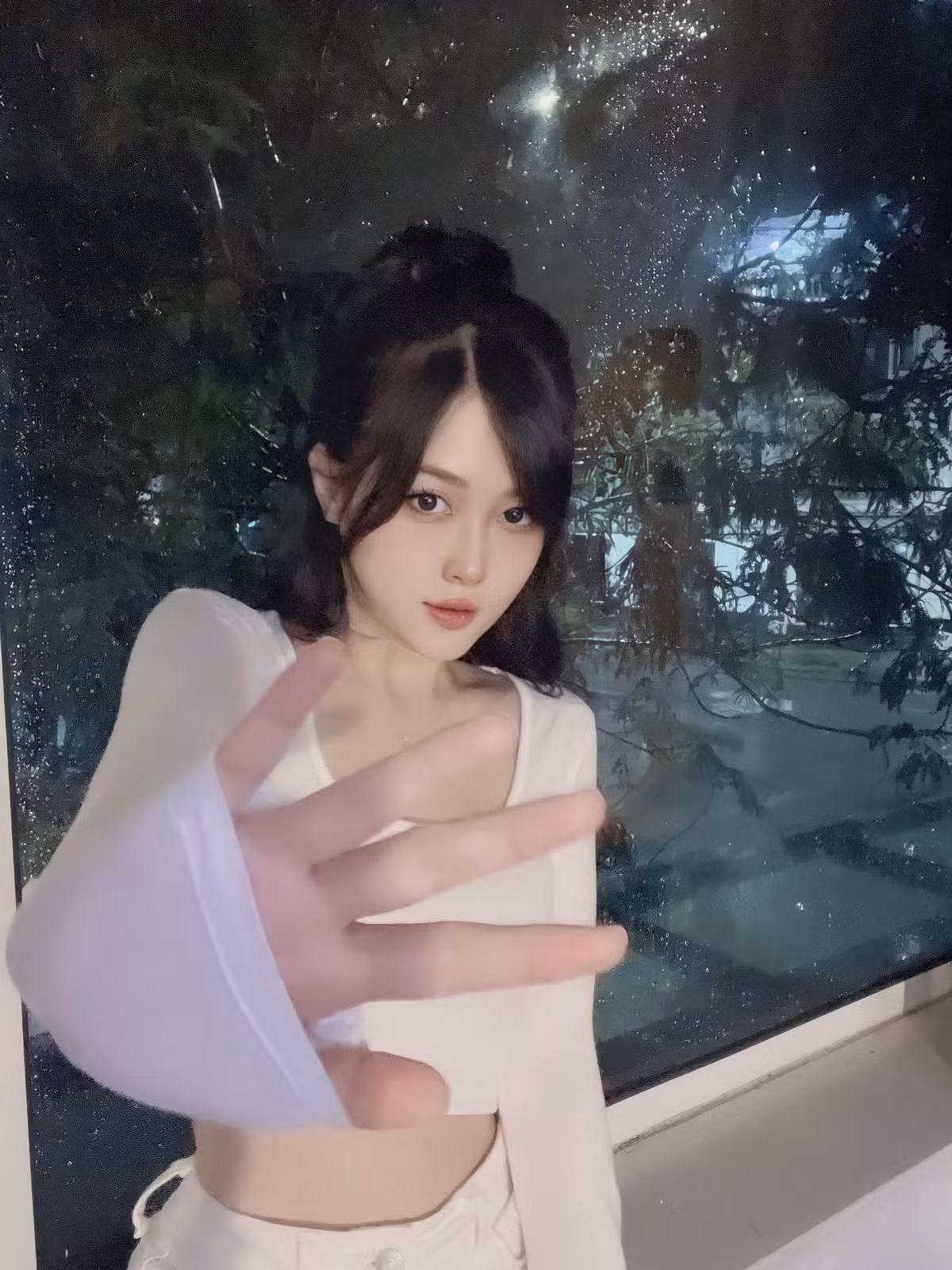 Trong mắt nhiều người, Trà My là một cô gái tài năng. Cô nàng từng tốt nghiệp ngành Quản trị Kinh doanh, trường Đại học Kinh tế Huế.