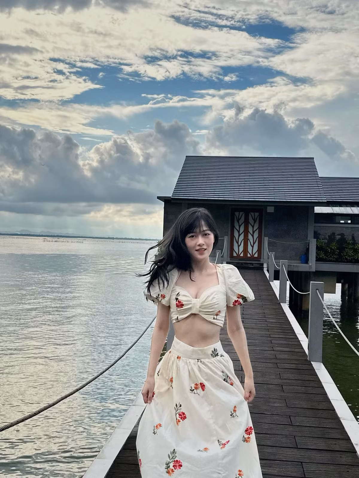 Trà My sở hữu gương mặt xinh xắn và vóc dáng gợi cảm. Cô nàng từng tiết lộ, bản thân không hề ăn kiêng khắt khe hay tập luyện vất vả nhưng vẫn có thân hình thon gọn.