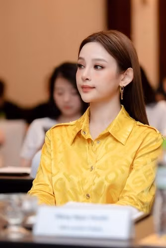 “Ban đầu mình cũng nghĩ một người Hà Nội, một người TP.HCM thì sao mà yêu nhau. Nhưng sau đó cứ 2 tuần, anh lại bay ra Hà Nội thăm mình một lần và ở khoảng vài ngày. Chỉ vì ‘cưa’ gái Hà Nội mà ông tốn công ghê, chắc do thấy mình là định mệnh của đời ông ý”, Huyền Baby hóm hỉnh tiết lộ.