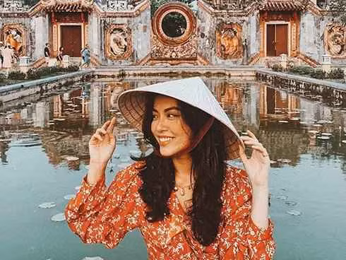 Nhờ sở hữu thân hình mảnh mai, thon gọn, người đẹp tự tin khoe trọn đường cong cơ thể khi diện những mẫu bikini hai mảnh gợi cảm.