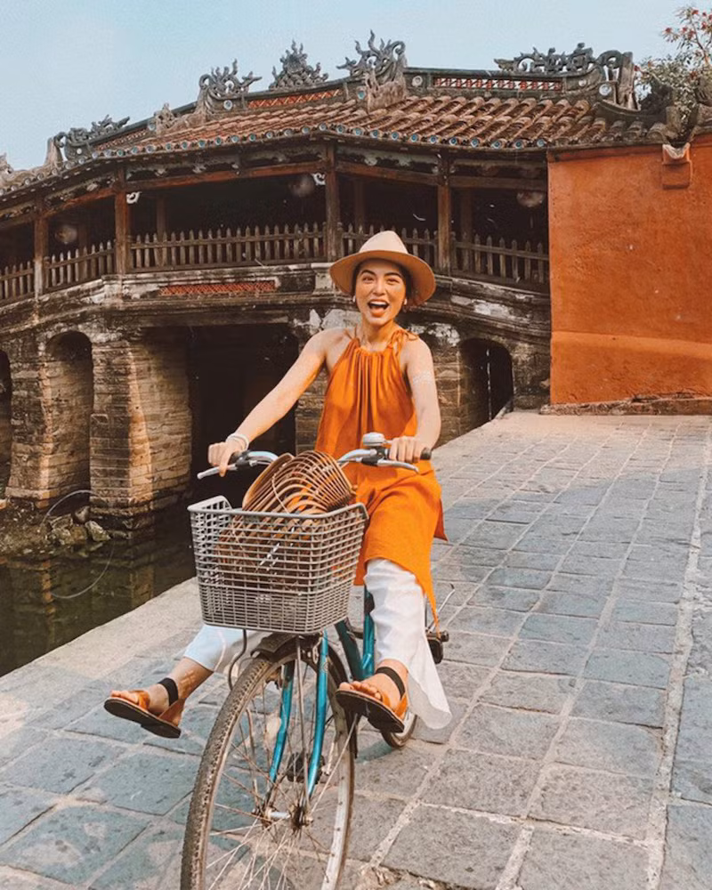 Không có được chiều cao nổi bật nhưng cô nàng biết cách phối đồ để che đi khuyết điểm này (Ảnh: FBNV).