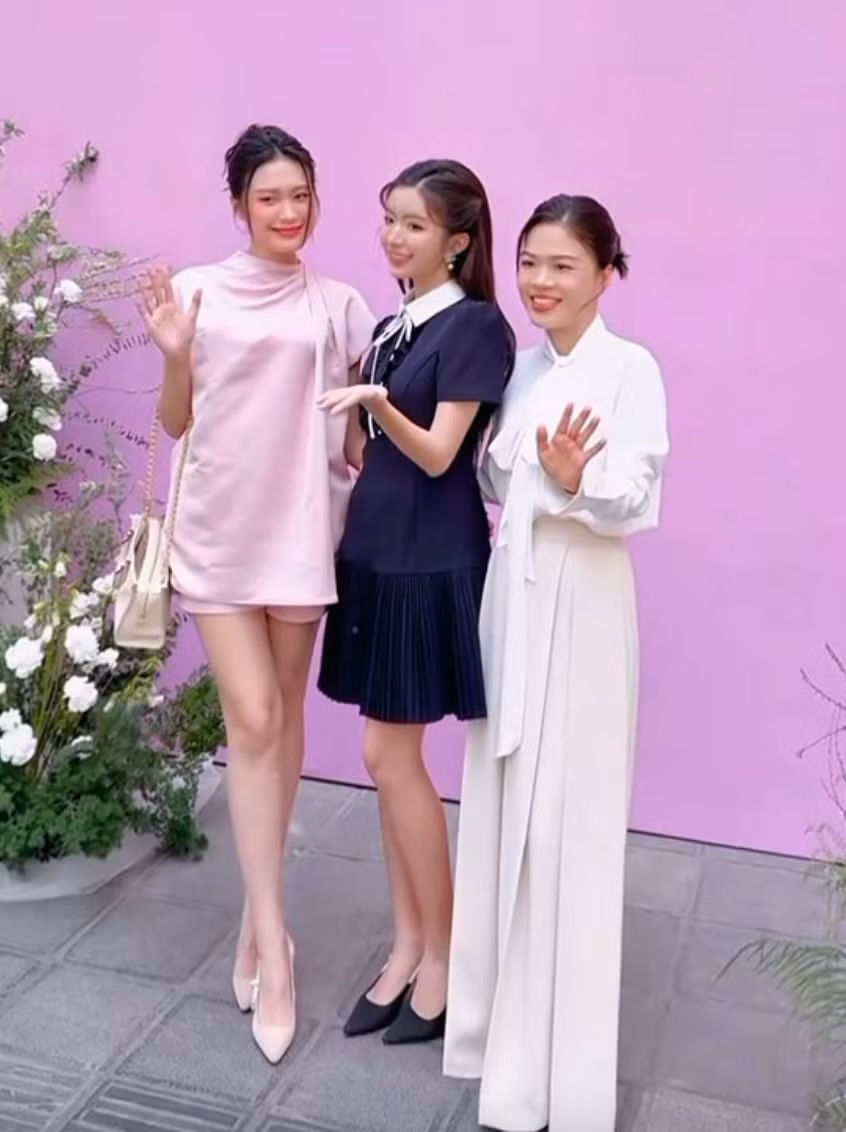 Dù đứng cạnh mỹ nhân phim Việt - diễn viên Ngọc Huyền của "Thương ngày nắng về", nhưng Doãn Hải My chiếm trọn spotlight với chiều cao nổi trội, thần thái tự tin, nhan sắc rạng rỡ.