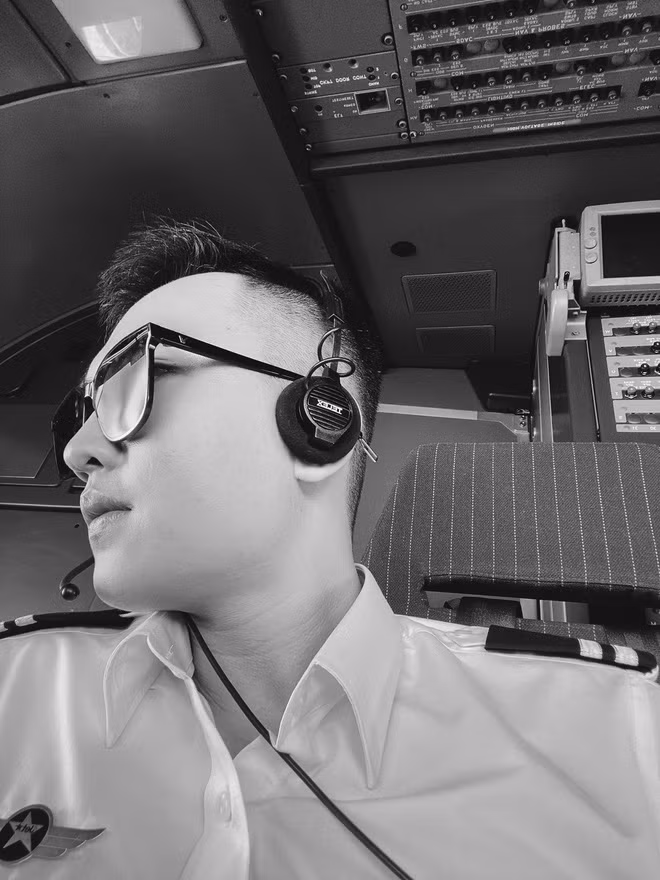 Theo Phúc Nhân chia sẻ, chi phí từ lúc học phi công cho đến khi ra nghề dao động từ 2-4 tỷ tuỳ thuộc vào khả năng của mỗi người.