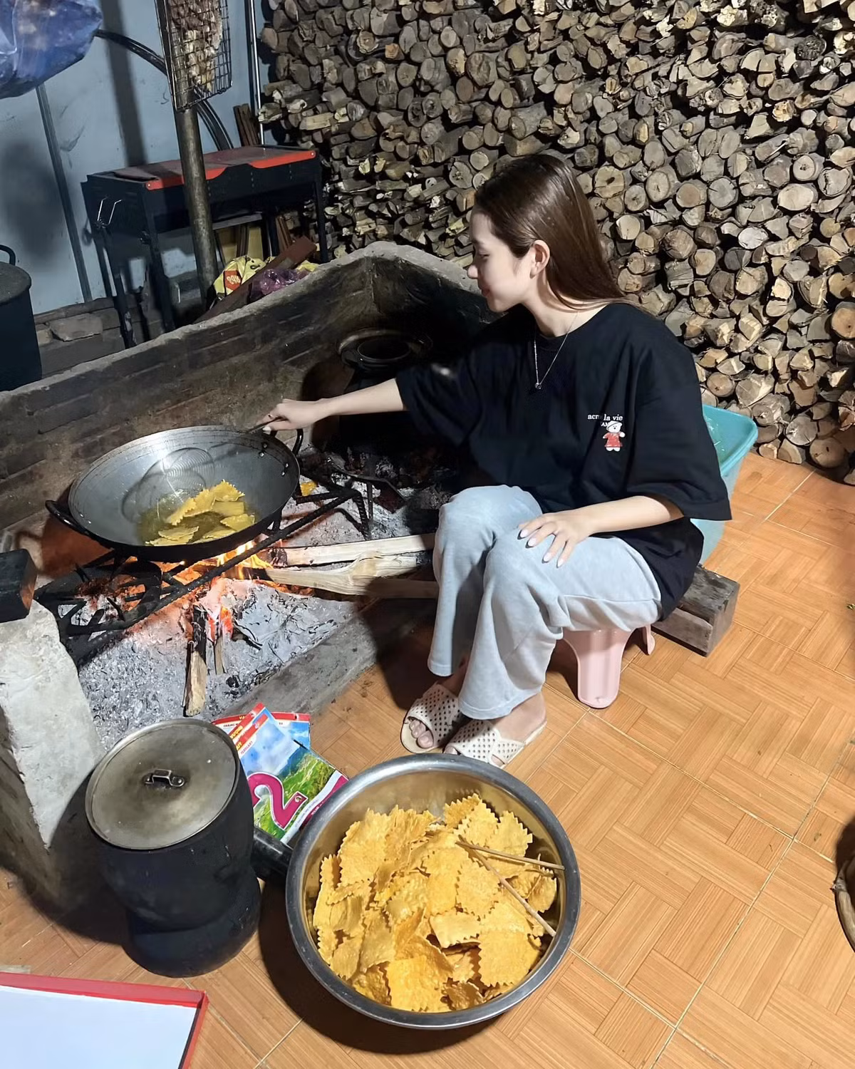 “Không bao giờ sợ thiếu ray hay quả, cứ hết là xuống vườn lấy, không cần phải ra chợ. Cây ngô, cây cải,... đủ loại đều có. Mà có cây, có quả còn có cả gà và cá nữa”, Karty Chang flex “sương sương” về khu vườn của gia đình.