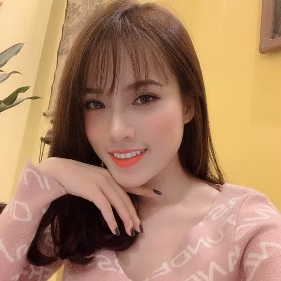 Ở tuổi 32, Chi Hoa tập trung phát triển sự nghiệp kinh doanh, dành nhiều thời gian chăm sóc hai nhóc tỳ kháu khỉnh và tận hưởng những chuyến đi du lịch nước ngoài bên chồng doanh nhân