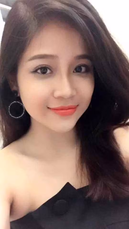 Bước ra từ một show hẹn hò cực hot thời điểm ấy, tên tuổi của Cao Vy đã nổi nay còn nổi hơn. Ngoài dành thời gian cho việc học, cô cũng rất chăm chỉ làm MC cho các chương trình, sự kiện lớn.