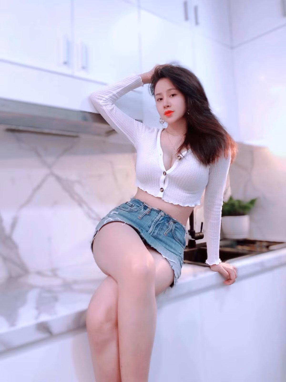 Cách đây chưa lâu, Bà Tưng khiến nhiều người chú ý khi liên tục khoe những góc ảnh thần thành khi giãn cách ở nhà.