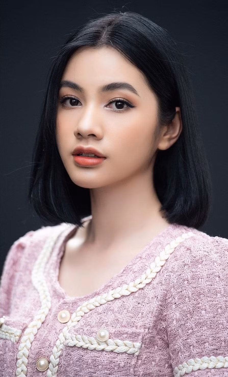 Theo nhiều người, sự thay đổi của Cẩm Đan có thể đến từ việc trang điểm kĩ càng. Nhưng khác biệt nhất của cô nàng so với đi học chắc chắn là thần thái.