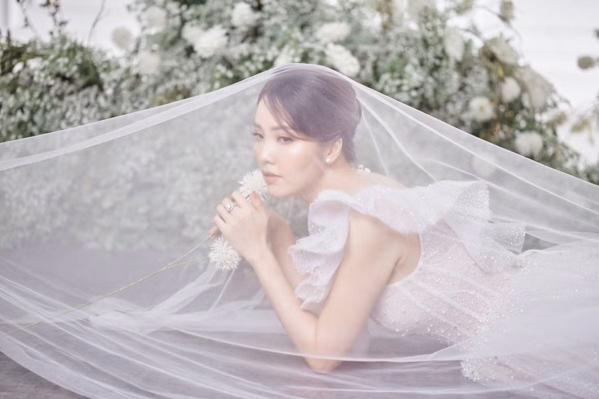 Cũng theo Thụy Vân chia sẻ, có lẽ vì cô và em họ thường xuyên gắn bó nên được nhiều người nhận xét nhan sắc hai chị em khá giống nhau.