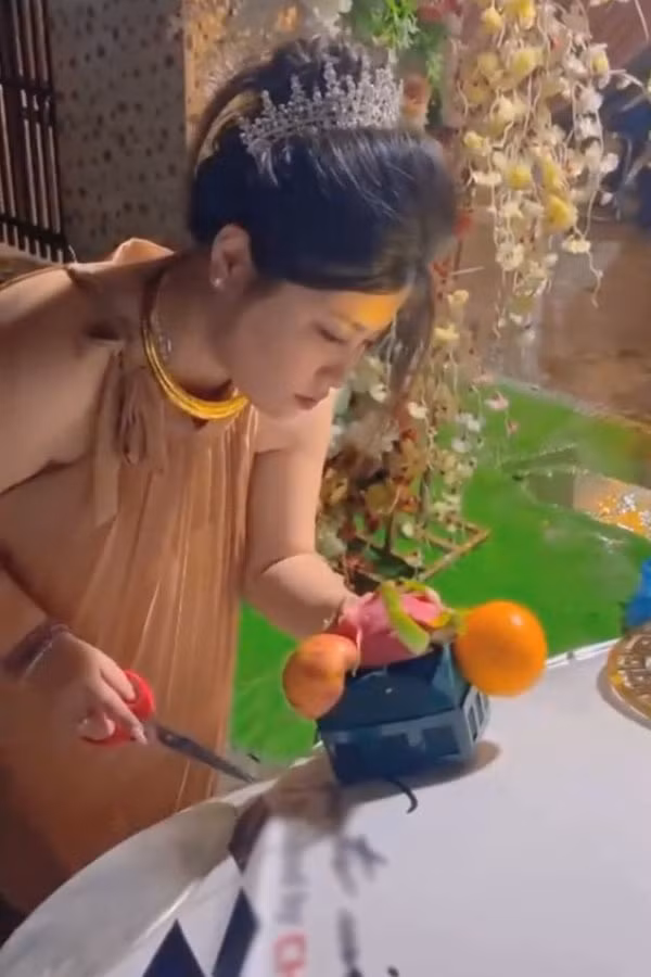 Thời gian gấp rút vì vốn dĩ hoa quả không thể để bên ngoài quá lâu nên vừa đi làm lễ Công cô (lễ gia tiên - buổi lễ được coi là hình thức ra mắt của cô dâu chú rể với ông bà tổ tiên) bên nhà trai về, nàng dâu chị chỉ kịp thay bộ váy thoải mái, chẳng kịp tẩy trang, xõa tóc mà lao vào làm luôn lúc 10h tối.