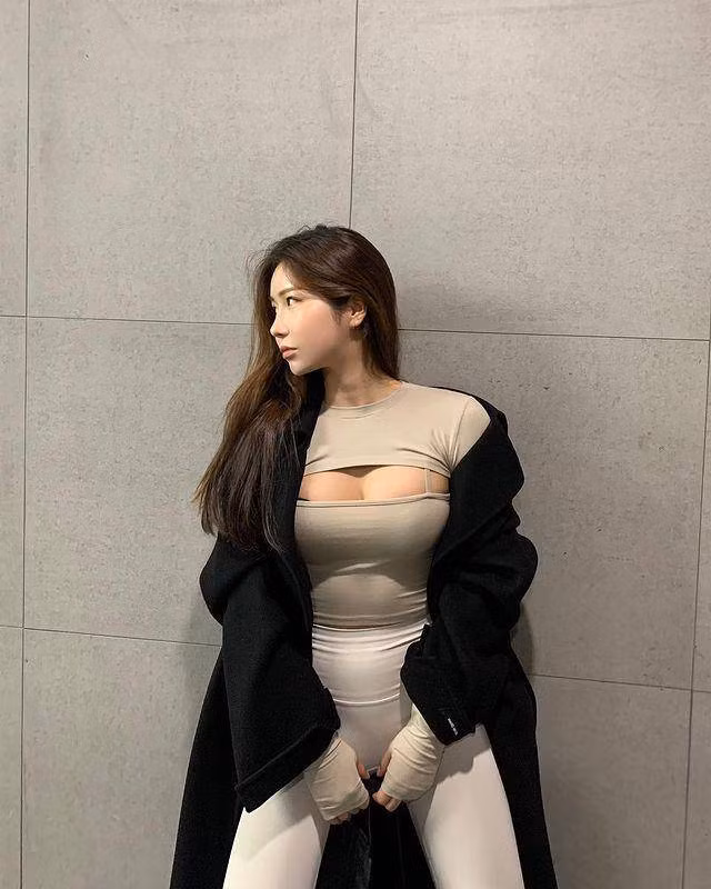 Bữa sáng của Kim Na Yoon thường gồm sữa chua Hy Lạp trộn cùng hoa quả mọng như nho, việt quất, thêm bánh mỳ nướng ăn cùng mứt ít đường.
