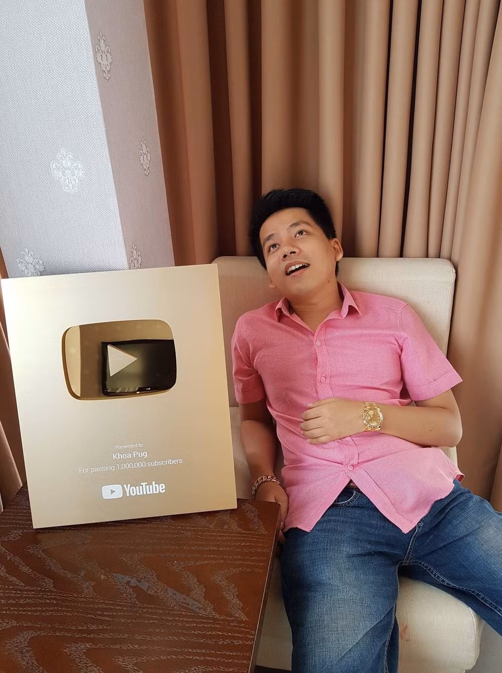 Trước việc tiết lộ chi 2 tỷ để kéo dài chân, những người theo dõi Khoa Pug không khỏi băn khoăn về mức độ giàu có của YouTuber và điều kiện kinh tế khá giả từ đâu mà có.