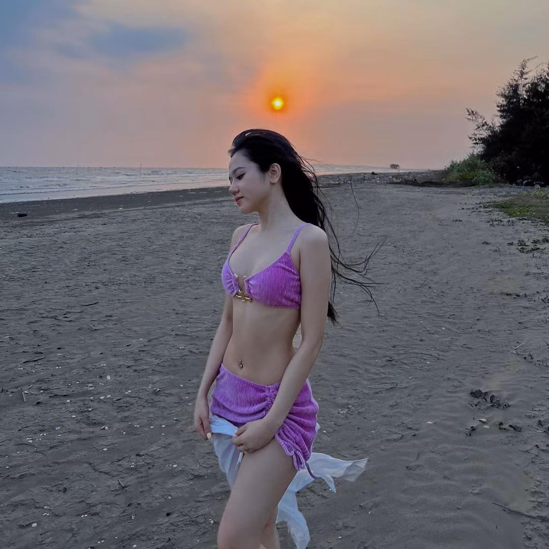 Biết rõ lợi thế dáng đẹp của mình, nên Ý Nhi cũng thường diện bikini 2 mảnh để khoe trọn vòng 1 căng đầy cùng vòng eo săn chắc không mỡ thừa.