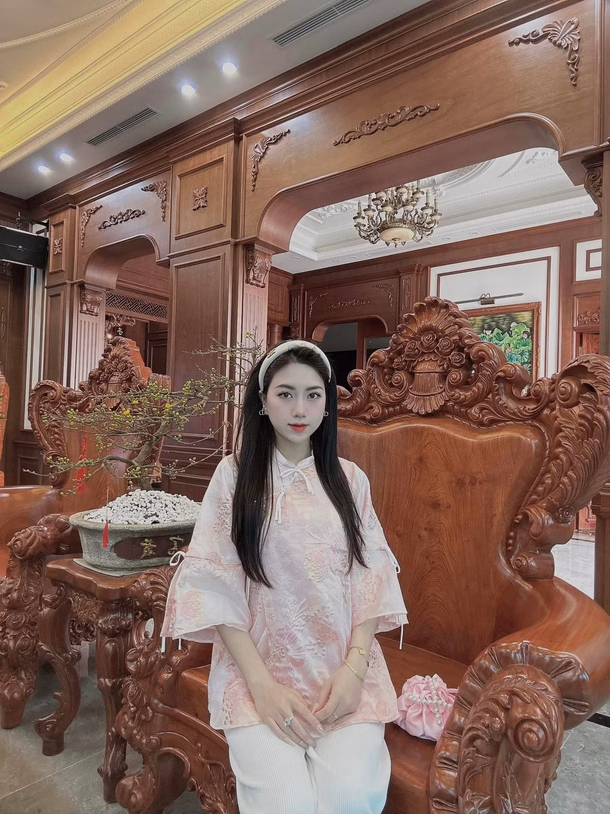 Nguyễn Nụ hiện có hơn 60 nghìn người theo dõi trên Facebook, hơn 16 nghìn người theo dõi trên Instagram. Mỗi bức ảnh mà cô đăng lên đều nhận được cả nghìn lượt thích và “cơn mưa lời khen” về ngoại hình.