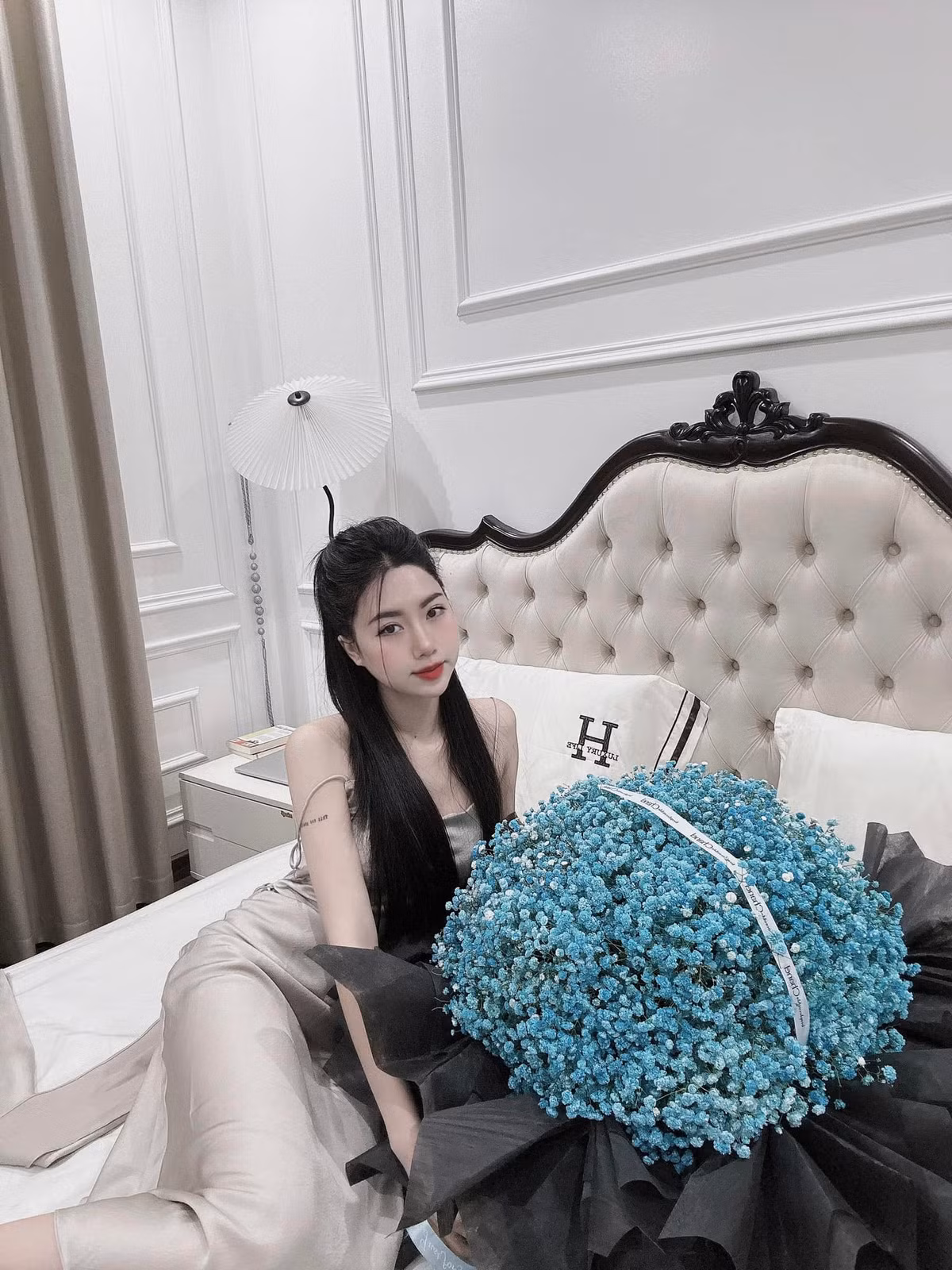 Nguyễn Nụ hiện đang sống ở Hải Dương cùng bố mẹ, trong ngôi biệt thự khang trang mà Văn Toàn vừa xây báo hiếu đấng sinh thành vào năm ngoái.
