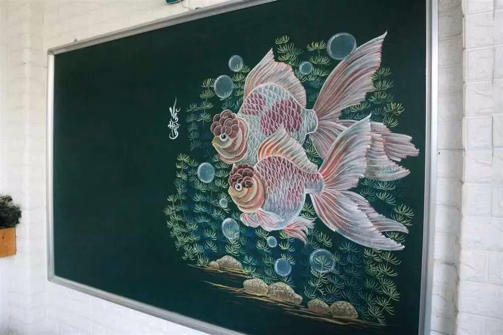 Ngoài những bức tranh màu sắc sinh động, thân hình cơ bắp cũng là yếu tố khiến các video của thầy giáo 28 tuổi tạo được sức hút.