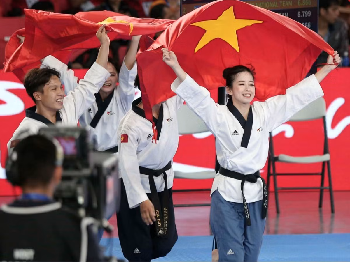Tại giải vô địch quyền taekwondo thế giới 2024 diễn ra tại Hong Kong (Trung Quốc), đội tuyển taekwondo Việt Nam với 3 VĐV Châu Tuyết Vân, Nguyễn Thị Lệ Kim và Liên Thị Tuyết Mai đã giành HCV ở nội dung đồng đội nữ biểu diễn tiêu chuẩn U50 tại giải vô địch thế giới 2024.