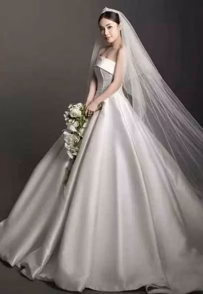 Cụ thể, tài khoản M.L cũng chính là cô dâu đã đăng tải một đoạn clip ghi lại khoảnh khắc dễ thương trong lễ cưới của mình.