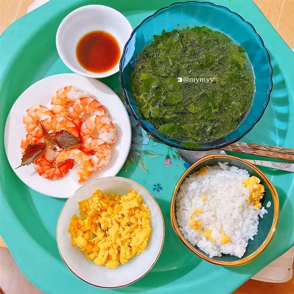 Mặc dù mới học lớp 10, nhưng cậu em chồng này thường phụ mẹ nấu cơm trưa cho chị dâu, ngoài ra còn chăm cháu vô cùng khéo léo.