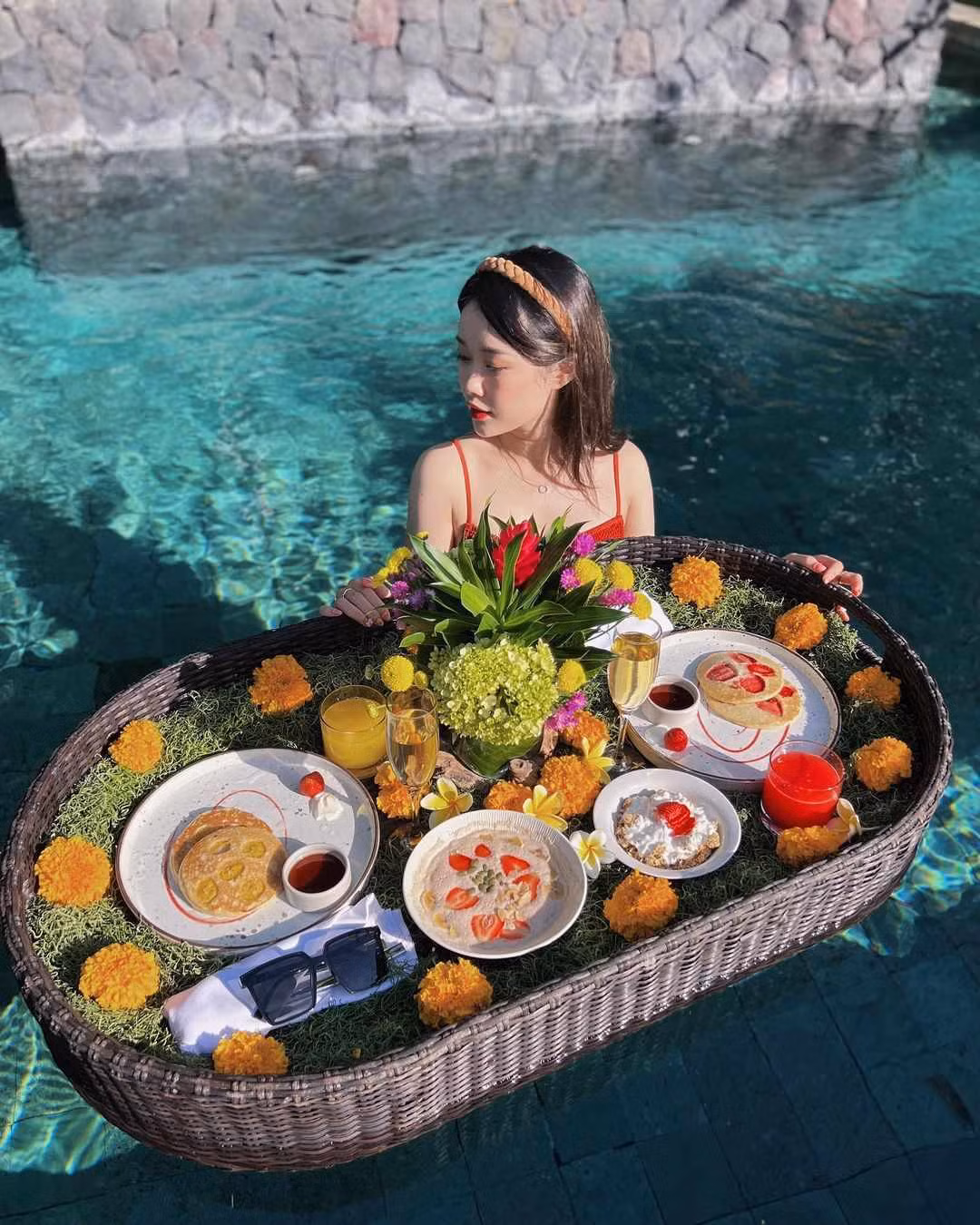 Không ít lần fan thấy Nhung Bum diện những thiết kế từ thương hiệu thời trang của Văn Toàn như một cách ủng hộ người bạn cũ và thể hiện tình bạn tốt đẹp của cả hai.