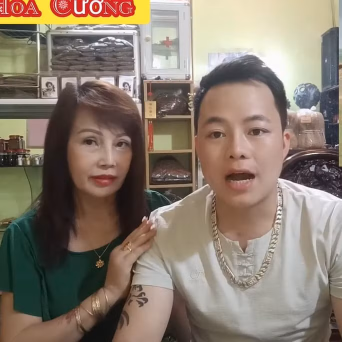 Thời điểm công khai mối quan hệ rồi kết hôn, cô dâu Thu Sao và chồng trẻ từng trở thành đề tài bàn tán của nhiều người khi liên tục đưa ra loạt phát ngôn gây tranh cãi, chỉnh sửa nhan sắc để “níu kéo tuổi xuân” hay thể hiện tình cảm một cách quá lố…