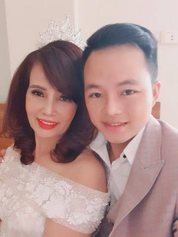 Để mọi người không bị nhầm lẫn giữa các nguồn thông tin sai lệch, ông xã trẻ tuổi của chị Thu Sao còn nhấn mạnh 2 vợ chồng chỉ dùng 2 tài khoản mạng xã hội có tích xanh và thêm 1 fanpage livestream mỗi ngày.