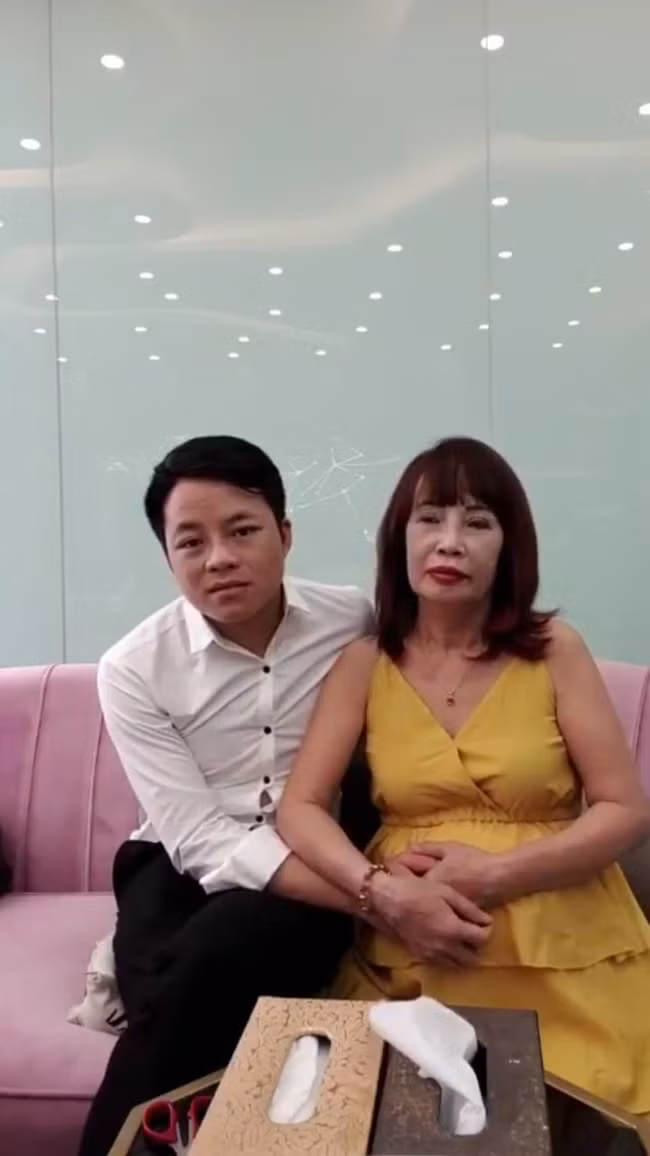 Thế nhưng hiện tại có thể thấy các đường nét của chị Thu Sao đã trở nên cân đối hơn, láng da cũng mịn màng hơn trước.