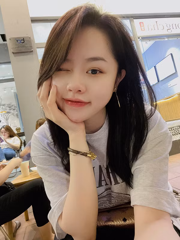 Và 1 tháng trước Huỳnh Anh nhận được mail gửi từ Instagram là số điện thoại đó đã được gỡ ra khỏi tài khoản Huỳnh Anh. Huỳnh Anh vẫn dùng mật khẩu đó đăng nhập được nhưng hiện bị khoá ạ". Bạn gái cũ Quang Hải cho biết thêm.