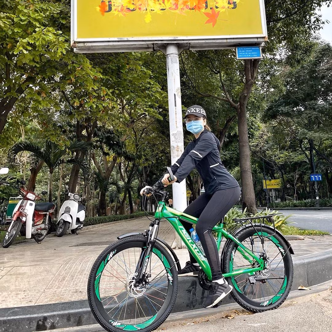 Dù có mang khẩu trang, đeo kính bảo vệ... nhưng việc hot girl 9X Trâm Anh ra đường mỗi ngày giữa thời điểm dịch bệnh COVID-19 đang có diễn biến phức tạp khiến nhiều người phản ứng và cho rằng, cô thiếu tôn trọng lời chỉ đạo của các lãnh đạo nhà nước và coi thường sức khỏe những người xung quanh.