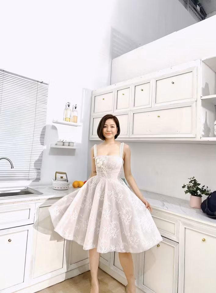 Hot girl quê Thanh Hóa sau đó dần bước chân vào showbiz, xuất hiện ở một số chương trình, sự kiện giải trí và có những vai diễn trong một số bộ phim về đề tài học đường.